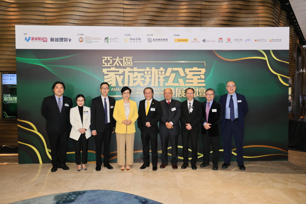 新城廣播首席營運總監馬浚偉先生(左三) 與一眾出席嘉賓合照
