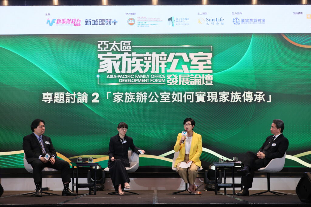 左起:香港恒生大學華人家族傳承研究中心聯合主任鄺家麒先生擔任主持，講者：香港財富傳承
學院行政總監賈安霈女士、香港永明金融有限公司人壽及康健業務總經理楊娟女士、普羅管理顧
問股份有限公司執行長羅立群先生