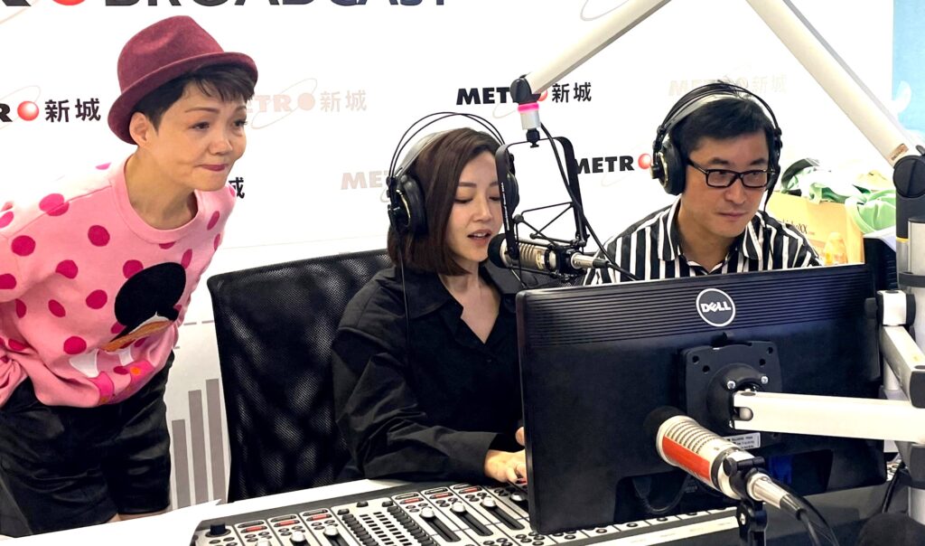 衛詩雅、范振鋒錄播新手DJ大鳴聲