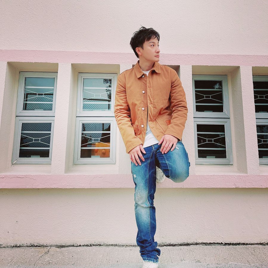 明星成長-男歌手-方力申-游泳1