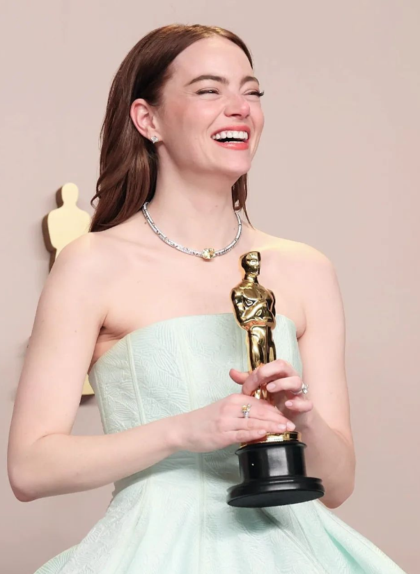 明星成長-2024奧斯卡-可憐的東西-艾瑪史東-emma stone