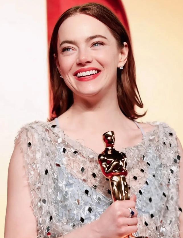 明星成長-2024奧斯卡-可憐的東西-艾瑪史東-emma stone