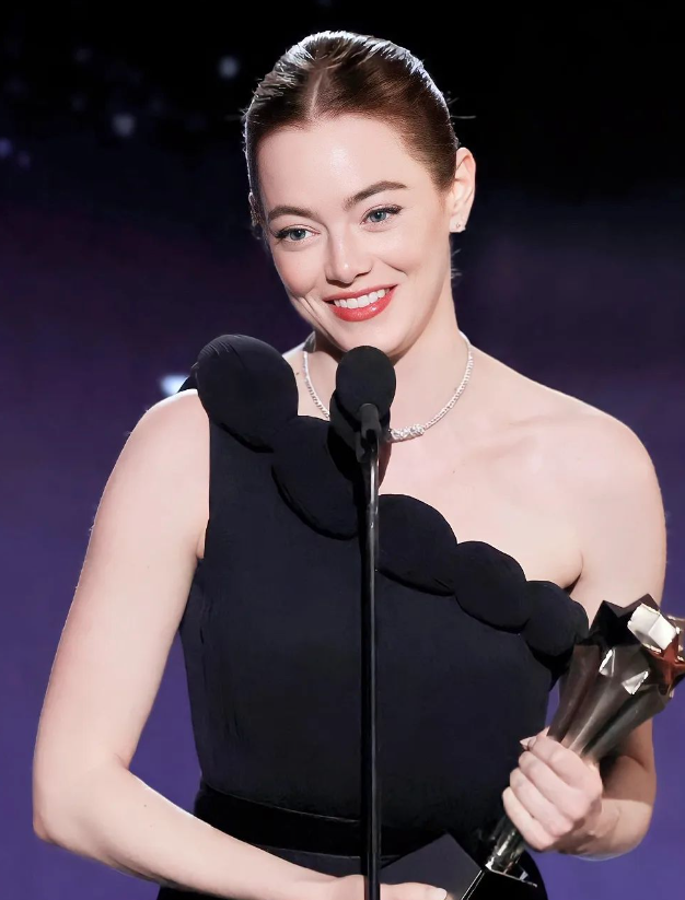 明星成長-2024奧斯卡-可憐的東西-艾瑪史東-emma stone