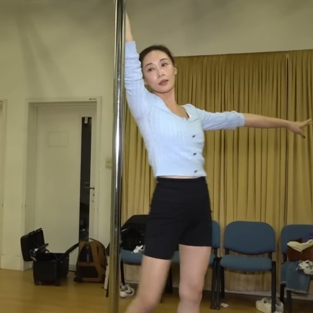 娛樂-楊卓娜-挑戰鋼管舞-虛擬情人